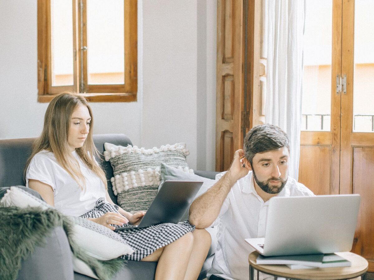 Пара працює віддалено з дому